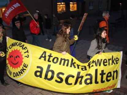 Unter dem Motto &bdquo;Laufzeiten abLAUFEN lassen&ldquo; protestieren am Montagabend knapp &uuml;ber hundert Wildeshauser gegen die Atompolitik der Bundesregierung. Eskortiert von drei Polizeiwagen, marschierten die Demons&shy;tranten vom Marktplatz bis zum Kreishaus und vorbei an den B&uuml;ros von CDU und FDP wieder zur&uuml;ck.