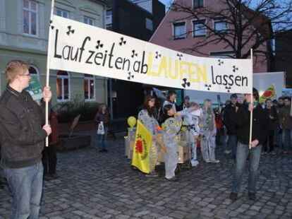 Unter dem Motto &bdquo;Laufzeiten abLAUFEN lassen&ldquo; protestieren am Montagabend knapp &uuml;ber hundert Wildeshauser gegen die Atompolitik der Bundesregierung. Eskortiert von drei Polizeiwagen, marschierten die Demons&shy;tranten vom Marktplatz bis zum Kreishaus und vorbei an den B&uuml;ros von CDU und FDP wieder zur&uuml;ck.