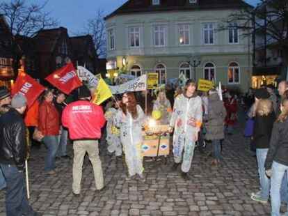 Unter dem Motto &bdquo;Laufzeiten abLAUFEN lassen&ldquo; protestieren am Montagabend knapp &uuml;ber hundert Wildeshauser gegen die Atompolitik der Bundesregierung. Eskortiert von drei Polizeiwagen, marschierten die Demons&shy;tranten vom Marktplatz bis zum Kreishaus und vorbei an den B&uuml;ros von CDU und FDP wieder zur&uuml;ck.