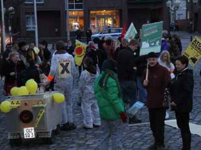 Unter dem Motto &bdquo;Laufzeiten abLAUFEN lassen&ldquo; protestieren am Montagabend knapp &uuml;ber hundert Wildeshauser gegen die Atompolitik der Bundesregierung. Eskortiert von drei Polizeiwagen, marschierten die Demons&shy;tranten vom Marktplatz bis zum Kreishaus und vorbei an den B&uuml;ros von CDU und FDP wieder zur&uuml;ck.