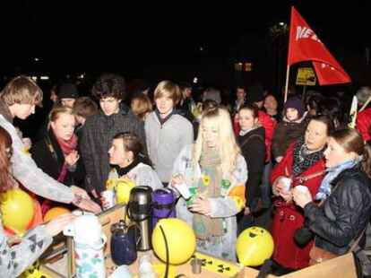 Unter dem Motto &bdquo;Laufzeiten abLAUFEN lassen&ldquo; protestieren am Montagabend knapp &uuml;ber hundert Wildeshauser gegen die Atompolitik der Bundesregierung. Eskortiert von drei Polizeiwagen, marschierten die Demons&shy;tranten vom Marktplatz bis zum Kreishaus und vorbei an den B&uuml;ros von CDU und FDP wieder zur&uuml;ck.