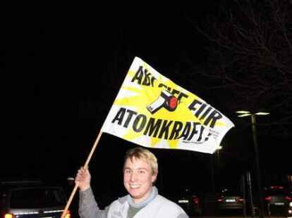 Unter dem Motto &bdquo;Laufzeiten abLAUFEN lassen&ldquo; protestieren am Montagabend knapp &uuml;ber hundert Wildeshauser gegen die Atompolitik der Bundesregierung. Eskortiert von drei Polizeiwagen, marschierten die Demons&shy;tranten vom Marktplatz bis zum Kreishaus und vorbei an den B&uuml;ros von CDU und FDP wieder zur&uuml;ck.