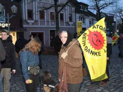 Unter dem Motto &bdquo;Laufzeiten abLAUFEN lassen&ldquo; protestieren am Montagabend knapp &uuml;ber hundert Wildeshauser gegen die Atompolitik der Bundesregierung. Eskortiert von drei Polizeiwagen, marschierten die Demons&shy;tranten vom Marktplatz bis zum Kreishaus und vorbei an den B&uuml;ros von CDU und FDP wieder zur&uuml;ck.