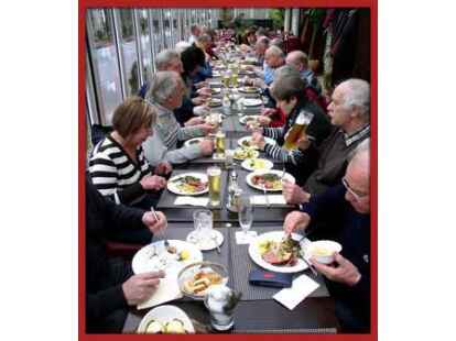 ...um Kohl und Pinkel zu genie&szlig;en. Mehr Eindr&uuml;cke von der Nachbarschafts-Kohlfahrt gewinnen Sie auf