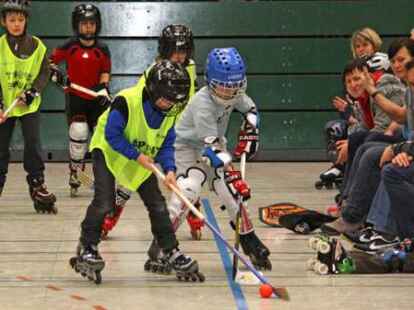 Kein Eis auf den Seen? Dann schnallen sich die Hockeyspieler einfach Rollen unter. Beim Inlinerhockey wurde um jeden Ball gek&auml;mpft. Mehr Bilder von Trendsportarten beim OTB zeigt Rainer Stolle auf