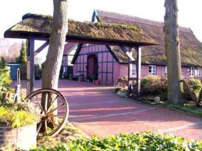 Wie sch&ouml;n alte Bauernh&auml;user auch heute noch aussehen k&ouml;nnen, zeigt G&uuml;nther Schmidt auf