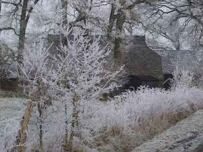 Im Raureif in Loy-Barghorn versteckt entdeckt der Betrachter dieses alte Bauernhaus...