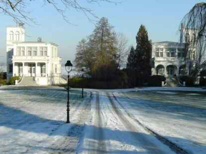 Ob die Zwischenahner Zwillingsvillen in diesem Winter noch einmal so im Schnee liegen werden? Mehr Bilder in wei&szlig; finden Sie auf