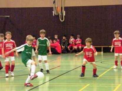 Mit Erfolg: Die Eintracht gewann drei von vier Spielen und erreichte somit Platz 2 in der Staffel. Somit ziehen die F2-Junioren in die Zwischenrunde ein. Mehr Eindr&uuml;cke aus der Halle in Westerstede zeigt N@chbar Dirk Busker auf