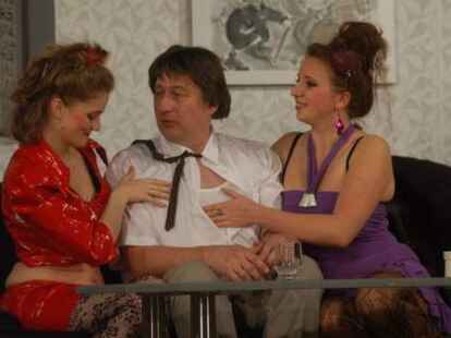 Und Vorsicht: Es wird auch zugepackt! Mehr Bilder von der Auff&uuml;hrung finden Sie auf