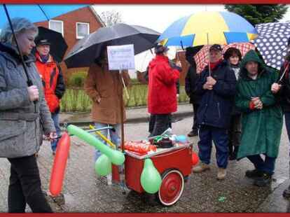 Wenn die Stra&szlig;engemeinschaft gemeinsam auf die Stra&szlig;e geht... dann kann es sich nur um eine Kohlfahrt handeln. Die Nachbarn der Reuterstra&szlig;e und Uhlandstra&szlig;e in Rastede haben einen 7 Kilometer langen Marsch angetreten, den N@chbar Arndt Bruhn mit seiner Kamera begleitete.