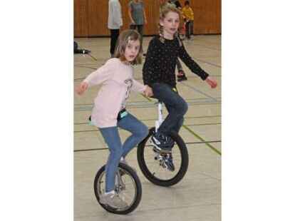 Ob Hand in Hand oder alleine - in der Haarenesch-Sporthalle waren die M&auml;dchen und Jungen rasant unterwegs.