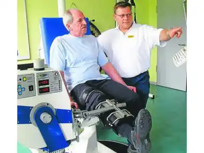 Reha-Therapien einmal selbst ausprobieren: Abteilungsleiter Marc Wergin (rechts) demonstriert die Ger&auml;te.
