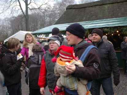 Tausende von Besuchern waren zum Neuenburger Weihnachtsmarkt gekommen und vergn&uuml;gten sich an den St&auml;nden, wo Spezialit&auml;ten und Spiele angeboten wurden.