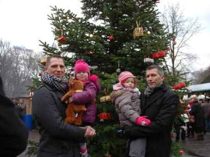 Tausende von Besuchern waren zum Neuenburger Weihnachtsmarkt gekommen und vergn&uuml;gten sich an den St&auml;nden, wo Spezialit&auml;ten und Spiele angeboten wurden.