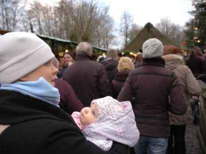 Tausende von Besuchern waren zum Neuenburger Weihnachtsmarkt gekommen und vergn&uuml;gten sich an den St&auml;nden, wo Spezialit&auml;ten und Spiele angeboten wurden.