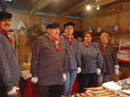 Tausende von Besuchern waren zum Neuenburger Weihnachtsmarkt gekommen und vergn&uuml;gten sich an den St&auml;nden, wo Spezialit&auml;ten und Spiele angeboten wurden.