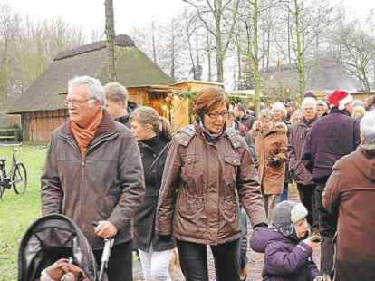 Tausende von Besuchern waren zum Neuenburger Weihnachtsmarkt gekommen und vergn&uuml;gten sich an den St&auml;nden, wo Spezialit&auml;ten und Spiele angeboten wurden.