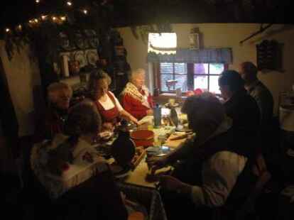 Tausende von Besuchern waren zum Neuenburger Weihnachtsmarkt gekommen und vergn&uuml;gten sich an den St&auml;nden, wo Spezialit&auml;ten und Spiele angeboten wurden.