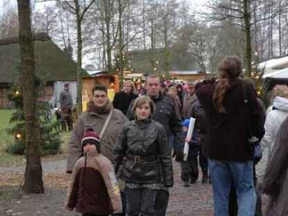 Tausende von Besuchern waren zum Neuenburger Weihnachtsmarkt gekommen und vergn&uuml;gten sich an den St&auml;nden, wo Spezialit&auml;ten und Spiele angeboten wurden.