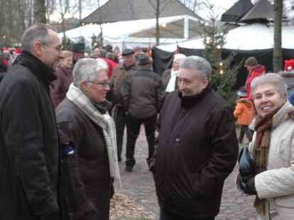 Tausende von Besuchern waren zum Neuenburger Weihnachtsmarkt gekommen und vergn&uuml;gten sich an den St&auml;nden, wo Spezialit&auml;ten und Spiele angeboten wurden.