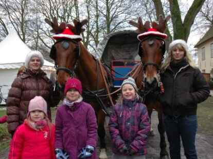 Tausende von Besuchern waren zum Neuenburger Weihnachtsmarkt gekommen und vergn&uuml;gten sich an den St&auml;nden, wo Spezialit&auml;ten und Spiele angeboten wurden.