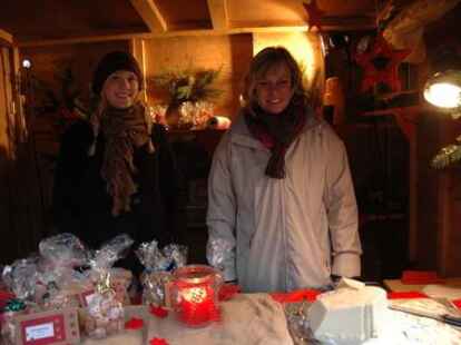 Tausende von Besuchern waren zum Neuenburger Weihnachtsmarkt gekommen und vergn&uuml;gten sich an den St&auml;nden, wo Spezialit&auml;ten und Spiele angeboten wurden.