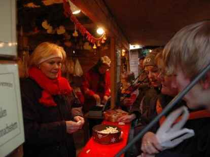 Tausende von Besuchern waren zum Neuenburger Weihnachtsmarkt gekommen und vergn&uuml;gten sich an den St&auml;nden, wo Spezialit&auml;ten und Spiele angeboten wurden.