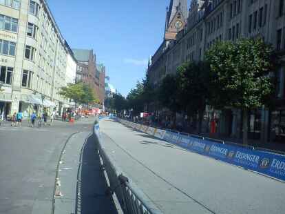 <p>        Sonst ist die M&ouml;nckebergstra&szlig;e als &bdquo;Die Shoppingmeile&ldquo; in Hamburg bekannt. An diesem Wochenende verwandelte sich diese aber in die Zielankunft f&uuml;r die Sportler. Mehr Bilder erwarten Sie auf <a href=&ldquo;http://www.mein-edewecht.de/Fotos/Album-ansehen_3301/ &ldquo; target=&ldquo;_blank&ldquo;>mein-edewecht.de</a>.    </p>