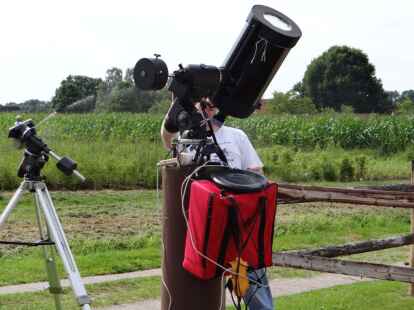 Mit gro&szlig;en Teleskopen schauen die Teilnehmer des Treffens in den Himmel.