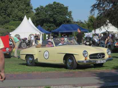 Bestes Wetter, offenes Verdeck, extravagantes Gef&auml;hrt: Zum Oldtimer-Sommerfest kamen wieder viele Liebhaber historischer Autos mit ihren Lieblingen auf vier R&auml;dern.