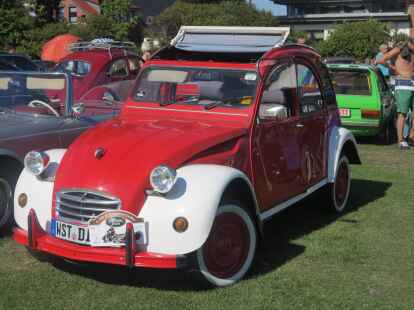 <p>        Citroen kann aber auch harmlos: Der 2CV, besser bekannt als Ente, war schon immer und bleibt auch als Oldtimer ein Hingucker! Mehr Oldtimer-Fotos zeigt Werner Fuhlrott auf <a href=&ldquo;http://www.mein-oldenburg.de/Fotos/Besuch-im-Residenzort-Rastede_3305/&ldquo; target=&ldquo;-blank&ldquo;>mein-oldenburg.de</a>.     </p>