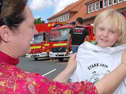 Alle Mann ins Boot: Bei der DLRG-Ortsgruppe wurden unter der Leitung von Heino Fastje (hinten, Bildmitte) Schwimmwesten angezogen. Auch Feuerwehr und Malteser-Hilfsdienst hatten einiges zu bieten.