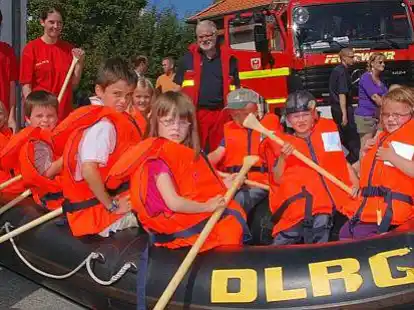 Alle Mann ins Boot: Bei der DLRG-Ortsgruppe wurden unter der Leitung von Heino Fastje (hinten, Bildmitte) Schwimmwesten angezogen. Auch Feuerwehr und Malteser-Hilfsdienst hatten einiges zu bieten.