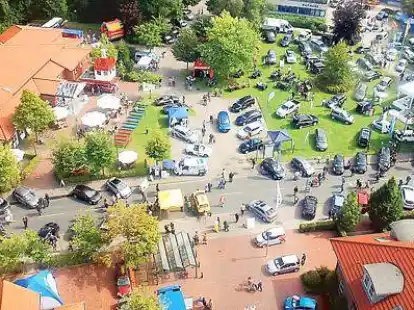 Alles im &Uuml;berblick: Am Kranhaken konnten sich Besucher rund 50 Meter weit nach oben ziehen und die Blick &uuml;ber die Autoschau und das Umland bis zum Jade-Weser-Port schweifen lassen.