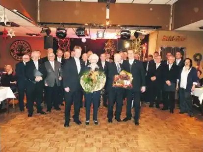Blumen, ein Fotobuch sowie ein Konzertbesuch als Dank zum Abschied (von links): Michael Gertjejan&szlig;en, Mariechen und Hermann L&uuml;ers und Holger zur Br&uuml;gge