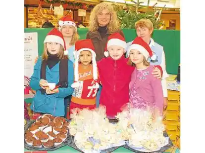 Verkauften Pl&auml;tzchen: Katharina, Isabell, Maren und Ekaterina (vorne, von links) mit Christina Zitterich-Aziegbe, Iris K&ouml;hler und Ina Eger (hinten, von links).