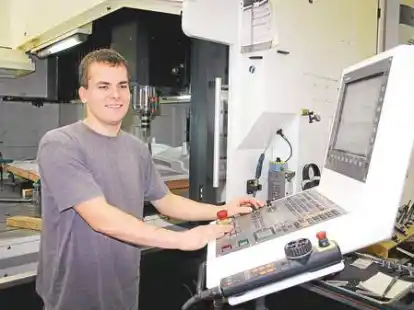 Alexander Vogler beim Fr&auml;sen. Der Modellbauer ist Bundessieger.