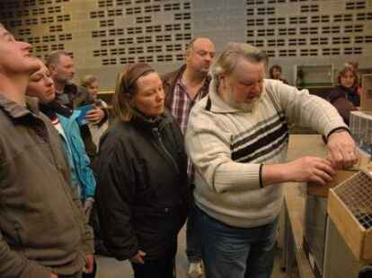 Zahlreiche Besucher waren zur Friesland-B&ouml;rse in der Weberei gekommen, wo zahlreiche Z&uuml;chter V&ouml;gel wie Wellensittiche, Kanarienv&ouml;gel, Ziertauben und Wachteln anboten. Stefan Garms und Katharina Braun (von links) aus Oldenburg erstanden eine Wachtel.