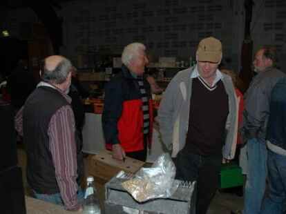 Zahlreiche Besucher waren zur Friesland-B&ouml;rse in der Weberei gekommen, wo zahlreiche Z&uuml;chter V&ouml;gel wie Wellensittiche, Kanarienv&ouml;gel, Ziertauben und Wachteln anboten.