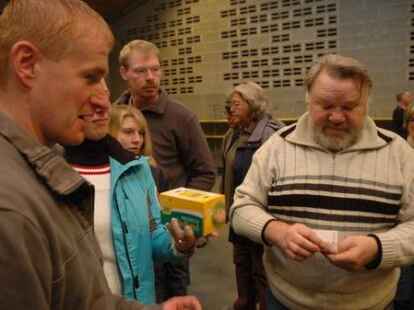 Zahlreiche Besucher waren zur Friesland-B&ouml;rse in der Weberei gekommen, wo zahlreiche Z&uuml;chter V&ouml;gel wie Wellensittiche, Kanarienv&ouml;gel, Ziertauben und Wachteln anboten.