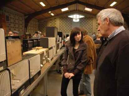 Zahlreiche Besucher waren zur Friesland-B&ouml;rse in der Weberei gekommen, wo zahlreiche Z&uuml;chter V&ouml;gel wie Wellensittiche, Kanarienv&ouml;gel, Ziertauben und Wachteln anboten.