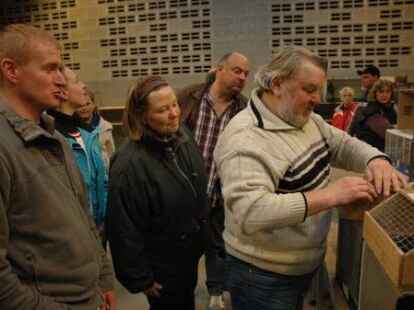 Zahlreiche Besucher waren zur Friesland-B&ouml;rse in der Weberei gekommen, wo zahlreiche Z&uuml;chter V&ouml;gel wie Wellensittiche, Kanarienv&ouml;gel, Ziertauben und Wachteln anboten.