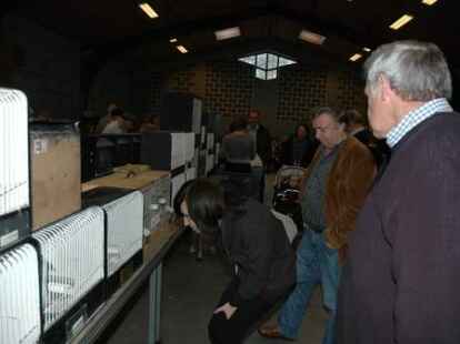 Zahlreiche Besucher waren zur Friesland-B&ouml;rse in der Weberei gekommen, wo zahlreiche Z&uuml;chter V&ouml;gel wie Wellensittiche, Kanarienv&ouml;gel, Ziertauben und Wachteln anboten.