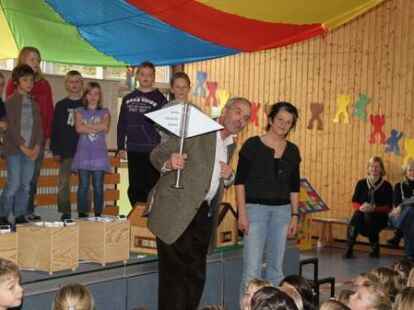 Architekt Raymund Widera &uuml;berreichte Rektorin Margareta Schledde einen Wegweiser.