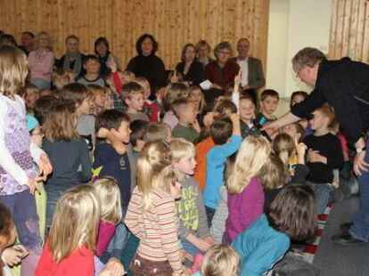 Die Grundschule J&auml;gerstra&szlig;e feierte &bdquo;Bauabschluss-Fest&ldquo;: Lehrer Geert Grahle-Westerhoff fragte die Kinder im Interview nach ihrer Meinung zum Umbau.