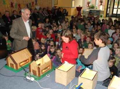 Die Grundschule J&auml;gerstra&szlig;e feierte &bdquo;Bauabschluss-Fest&ldquo;. Architekt Raymund Widera demonstrierte den positiven Effekt von Fassadend&auml;mmung und modernem Fensterglas.