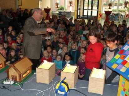 Die Grundschule J&auml;gerstra&szlig;e feierte &bdquo;Bauabschluss-Fest&ldquo;. Architekt Raymund Widera demonstrierte den positiven Effekt von Fassadend&auml;mmung und modernem Fensterglas.