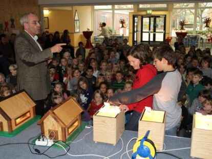 Die Grundschule J&auml;gerstra&szlig;e feierte &bdquo;Bauabschluss-Fest&ldquo;. Architekt Raymund Widera demonstrierte den positiven Effekt von Fassadend&auml;mmung und modernem Fensterglas.