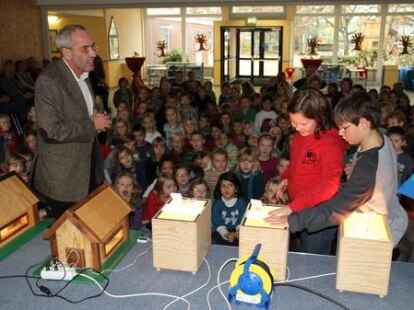 Die Grundschule J&auml;gerstra&szlig;e feierte &bdquo;Bauabschluss-Fest&ldquo;. Architekt Raymund Widera demonstrierte den positiven Effekt von Fassadend&auml;mmung und modernem Fensterglas.